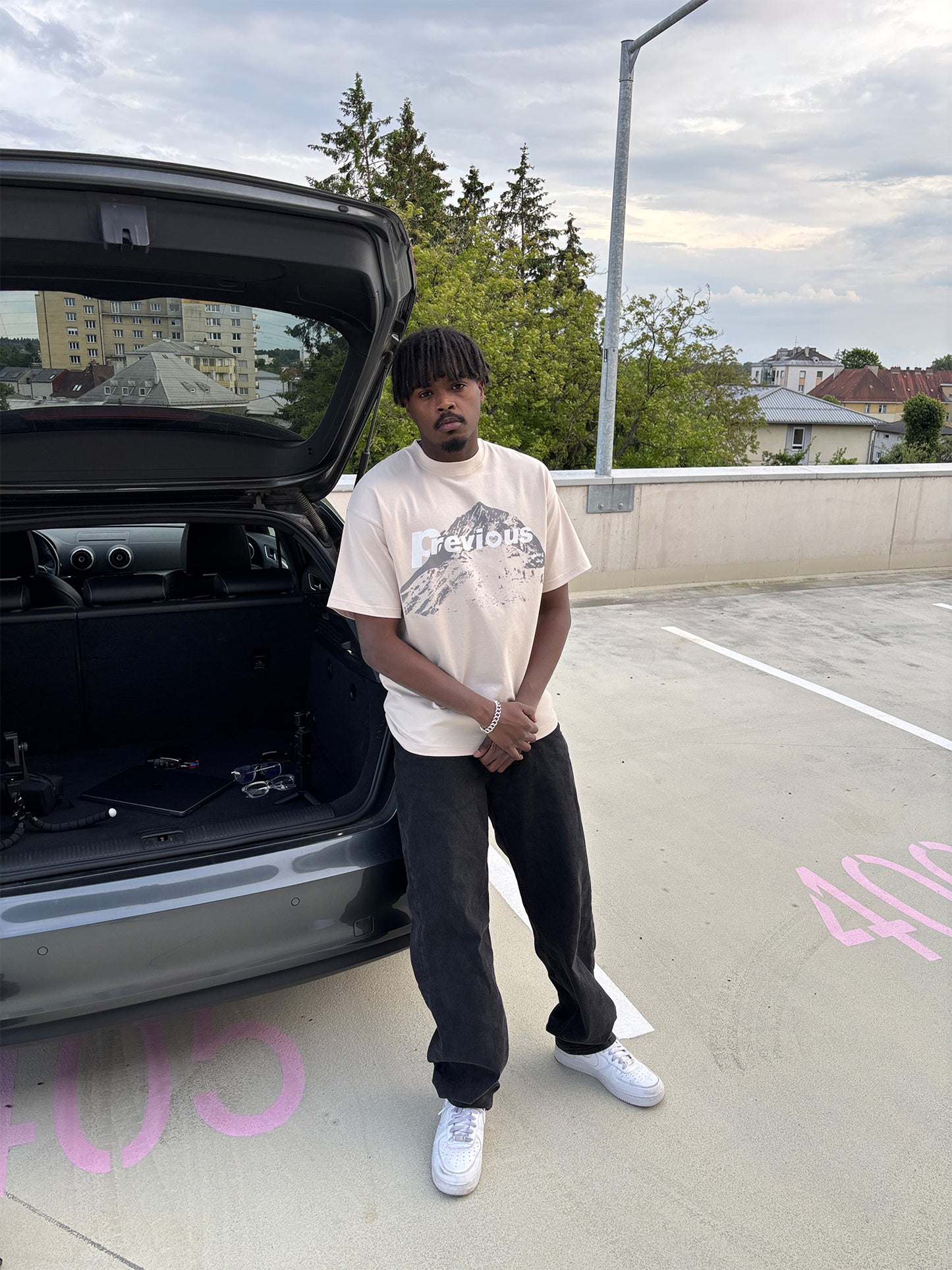 LOVELY WORLD TEE "SAND"